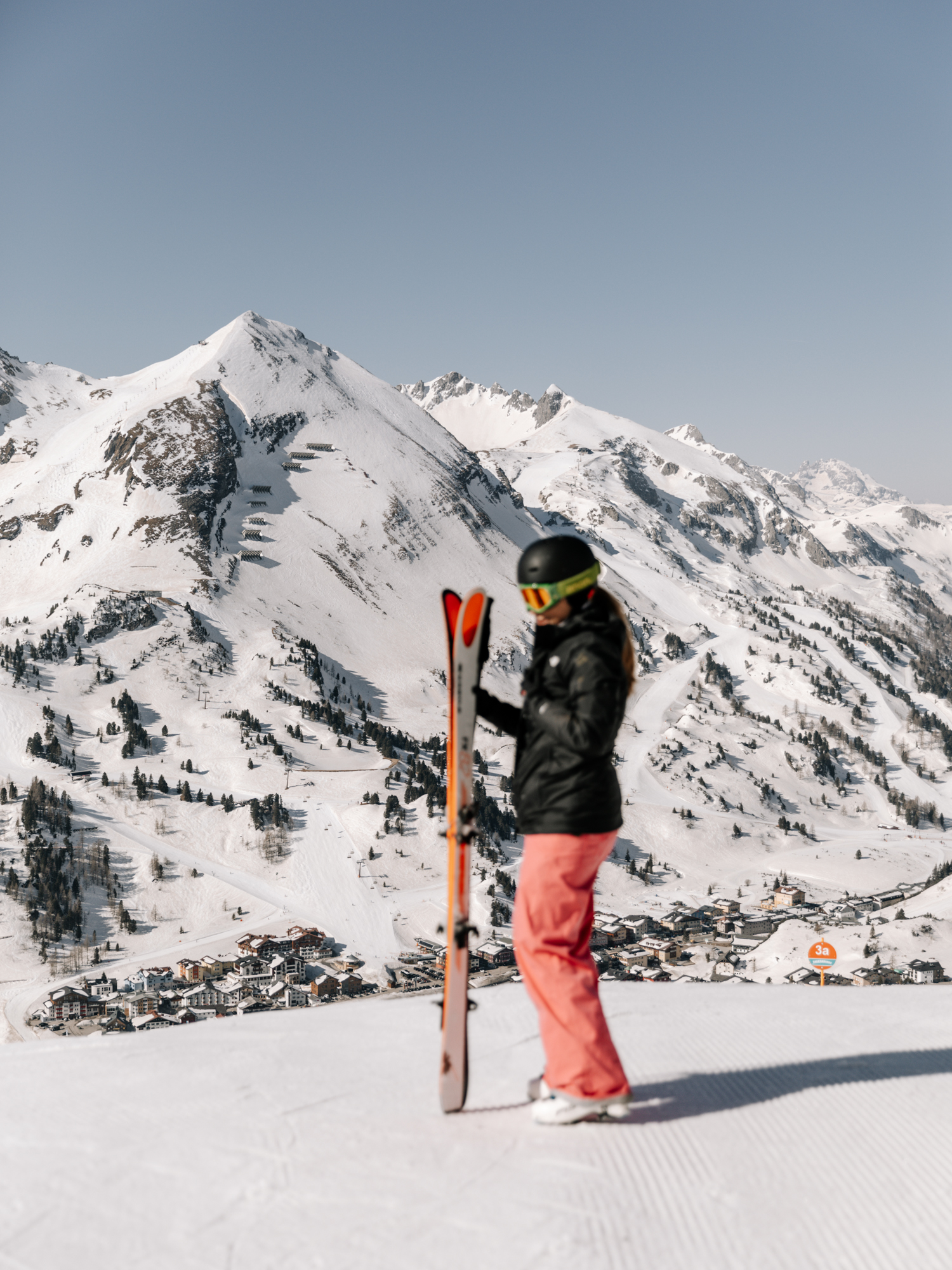 Bergpanorama mit Skifahrer