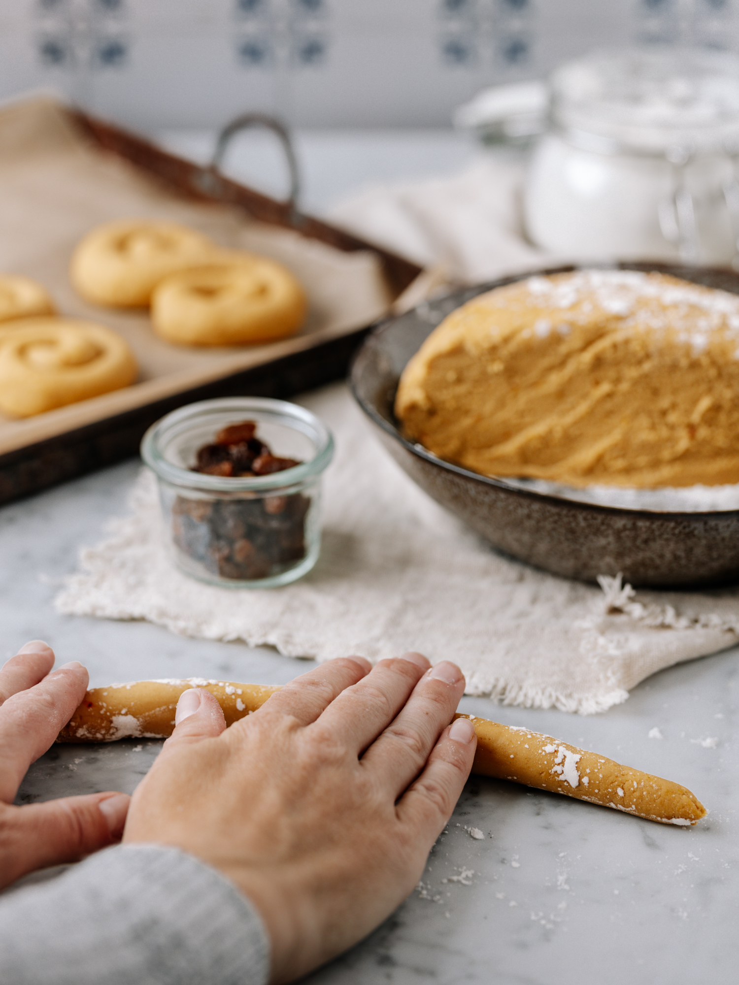 Zubereitungsschritt Lussekatter. Den Teig in Portionen teilen und ausrollen.