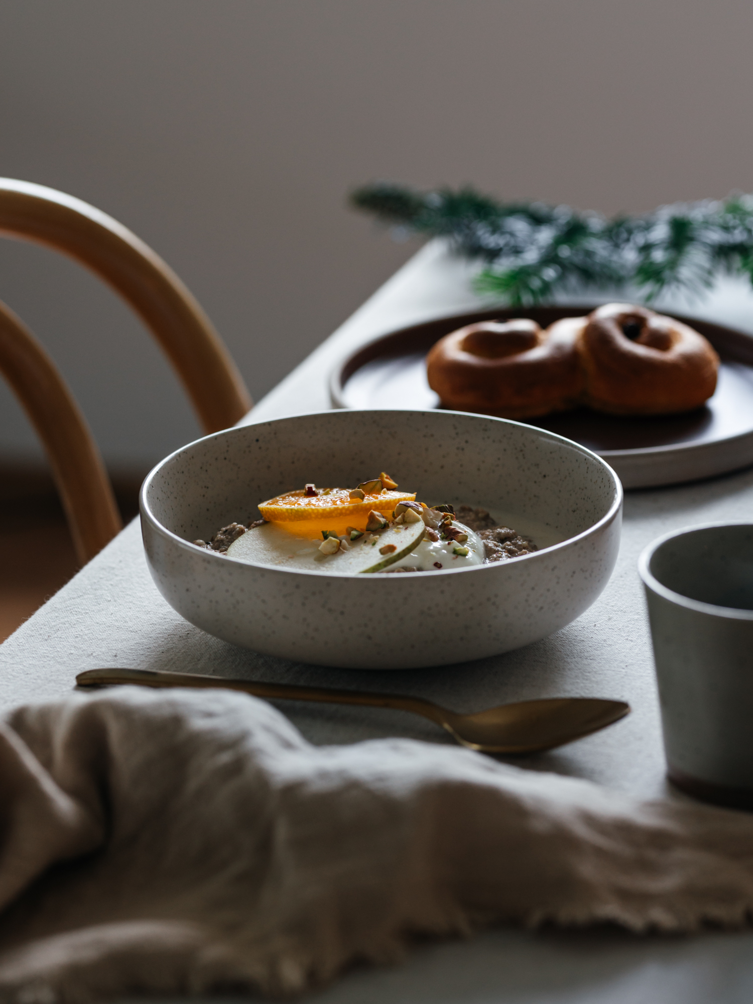 Weihnachtliches Frühstück mit Porridge und Lussekatter Buns