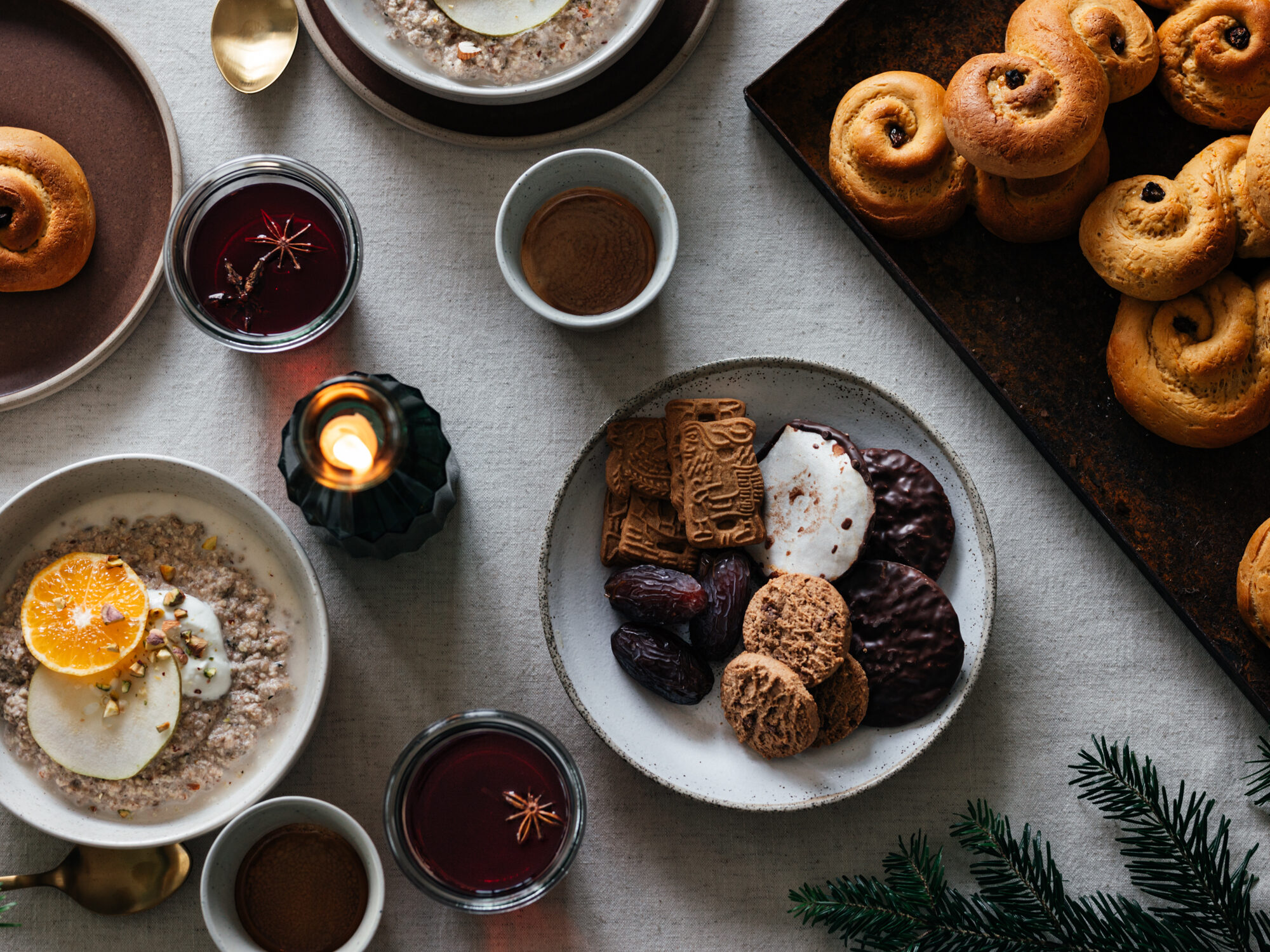 Weihnachtlicher Frühstückstisch mit Keksen, Porridge und Lussekatter