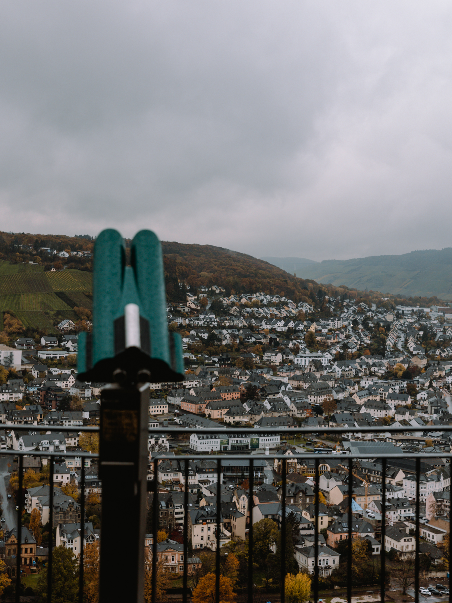 Fernrohr auf der Ruine Landshut mit Blick auf Bernkastel-Kues