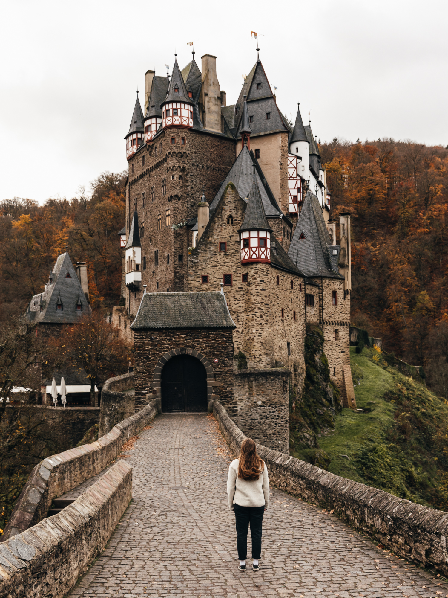 Burg Eltz mit einer Person davor.
