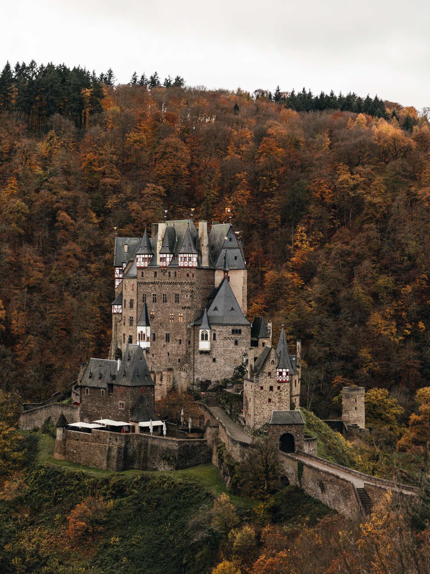 Burg Eltz im Herbst.