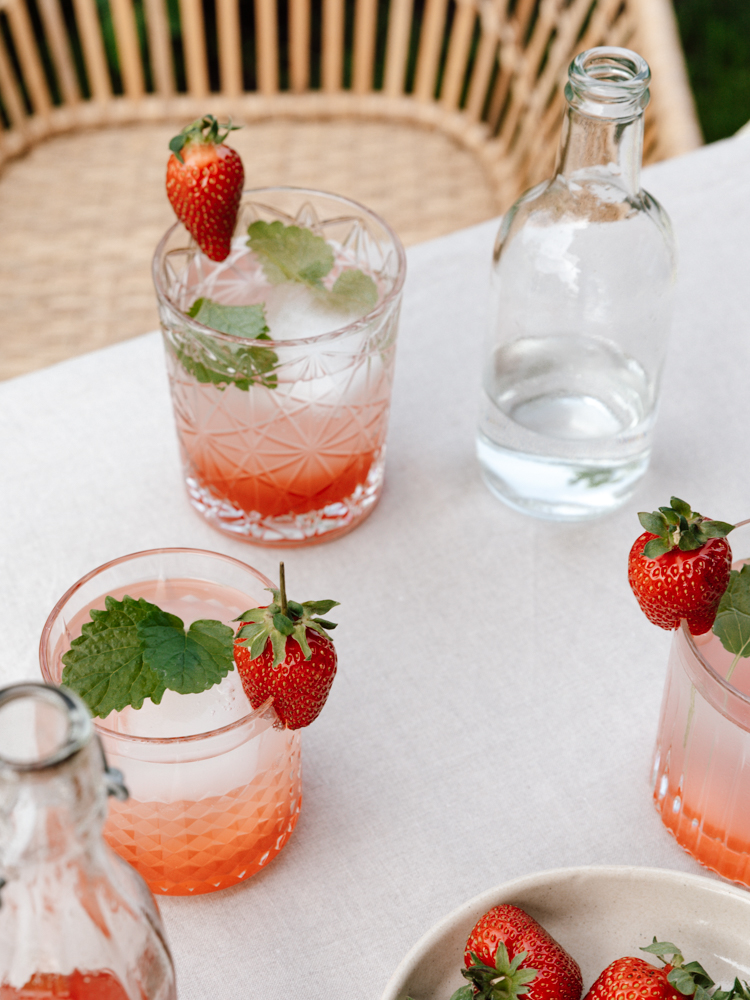 Erdbeere Rhabarber Drinks im Garten