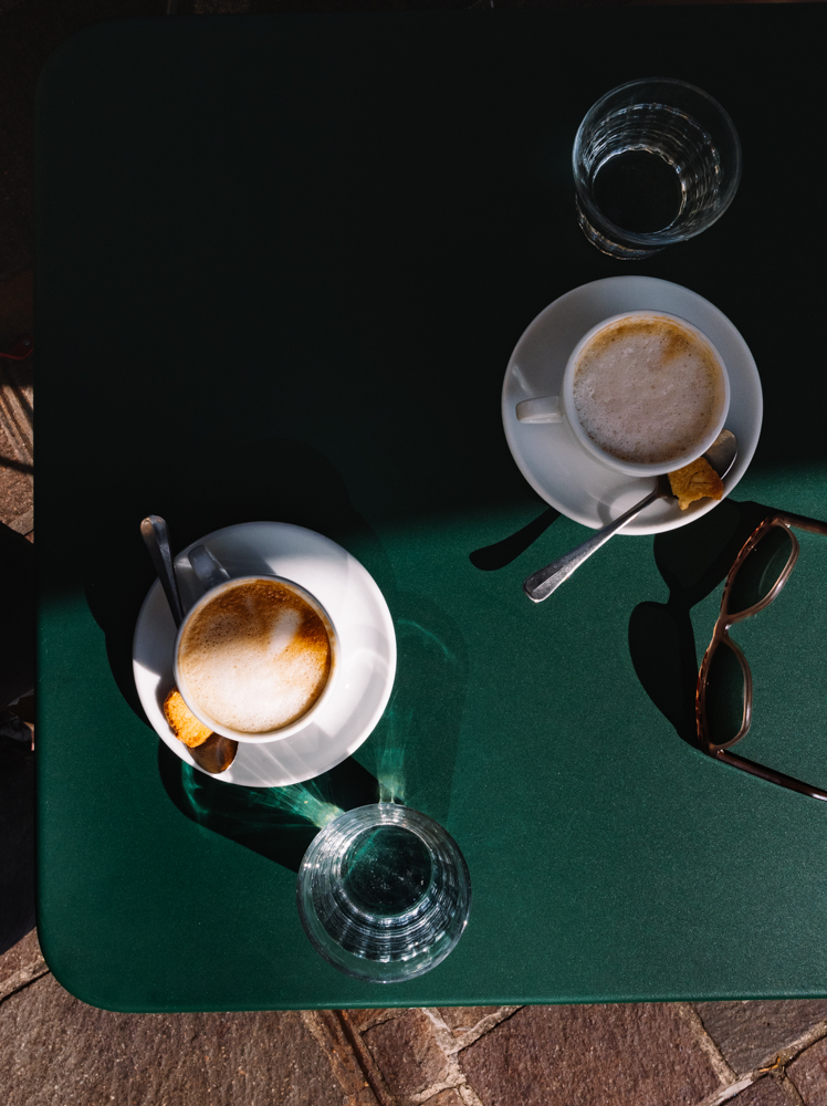 Kaffeetassen, Wasserglas, Sonnenbrille