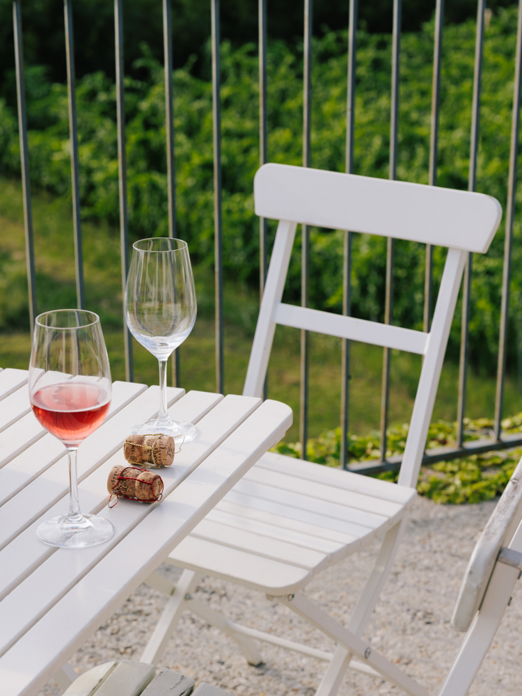 Tisch mit Weingläsern im Weingut